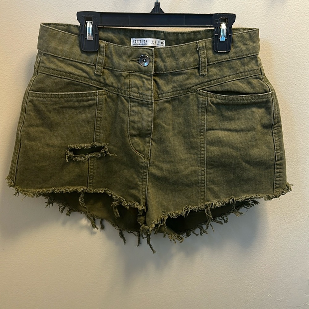 Cotton On Distressed Jean shorts women’s size 6